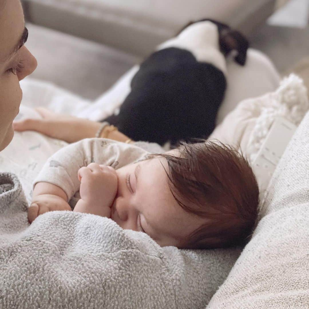 クララ・アロンソのインスタグラム：「Soaking in all the baby ( and doggy) snuggles 🥰😍💙」