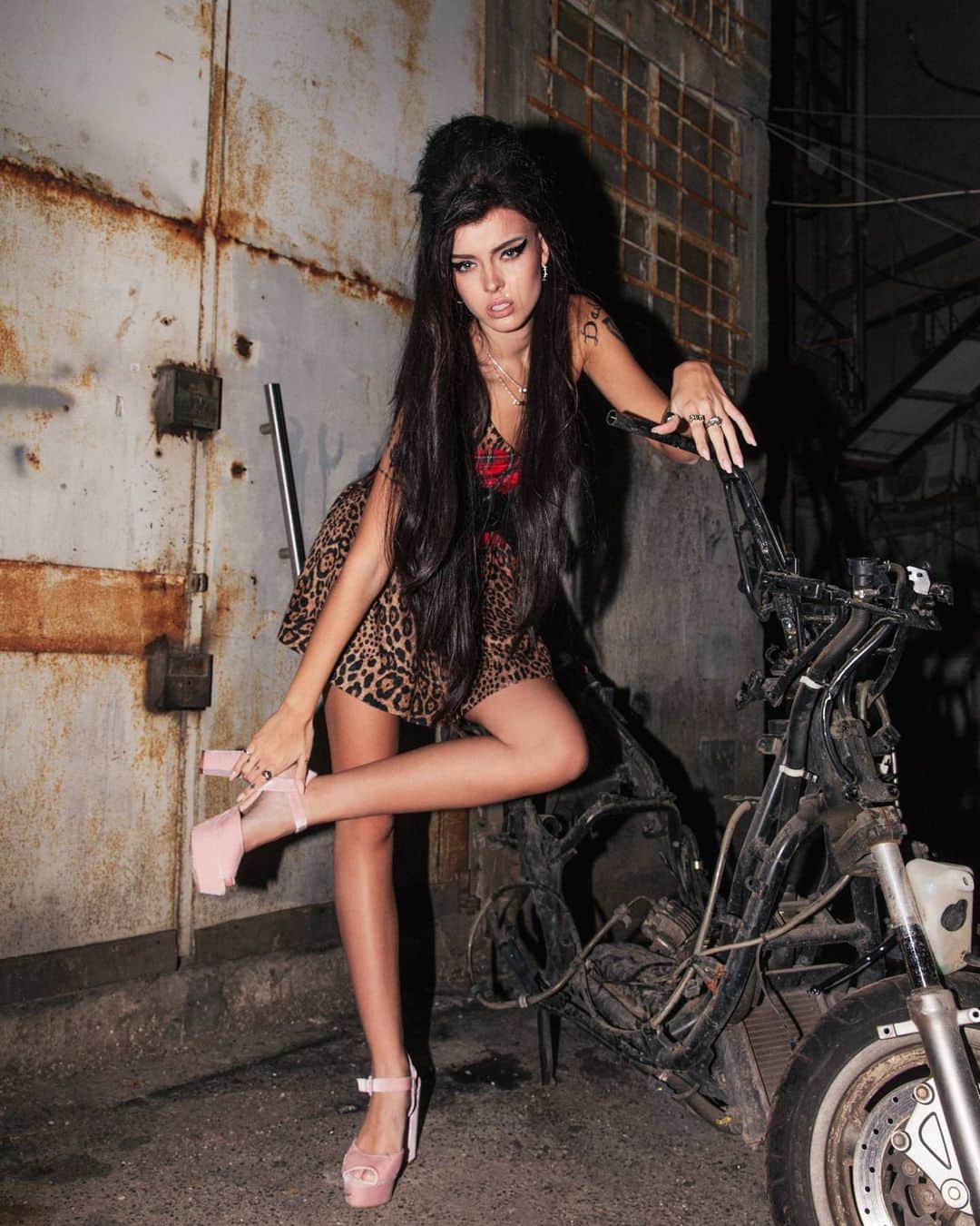 Anna zakさんのインスタグラム写真 - (Anna zakInstagram)「Soo..back to BLACK? -Amy Winehouse 🖤」2月26日 2時47分 - annazak12