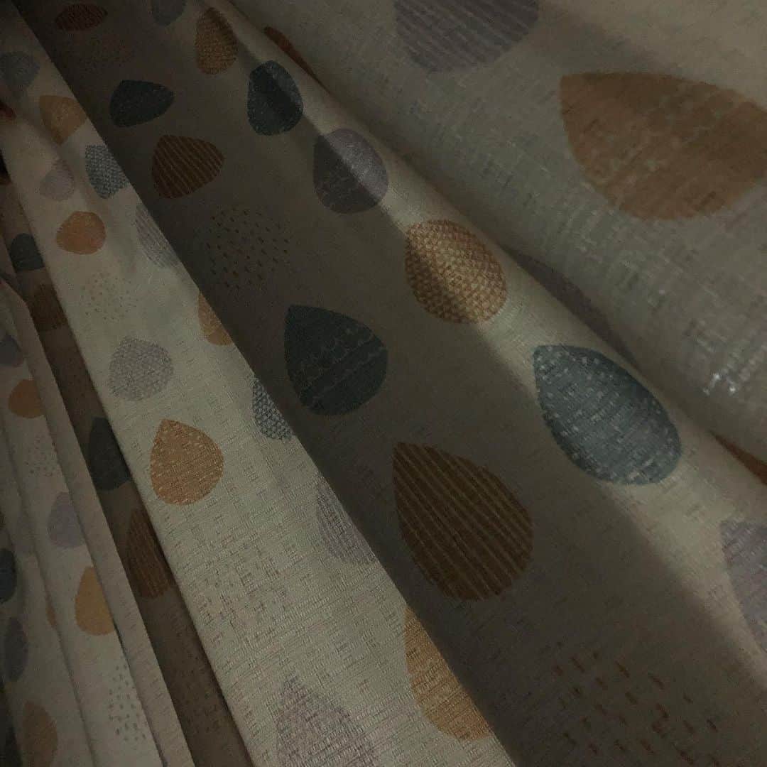 山口柚香のインスタグラム：「眠れないよ〜ぉおるぅ〜〜 君のせいだよ〜ぉお〜〜  なんの歌でしょう？☺︎  このカーテンお気に入り❤︎ 月明りなら素敵なのに、、街灯ですね  #深い意味はなくて#寝れないだけです」