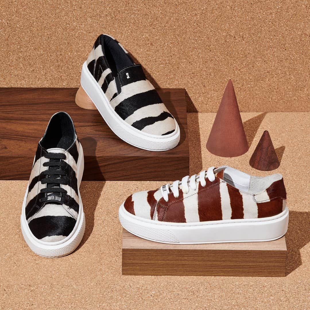 Santa Lollaのインスタグラム：「Quando o assunto é praticidade, os tênis são item desejo! Neste inverno eles estão ainda mais irresistíveis com a textura em animal print. Agora a dúvida é: com ou sem cadarço? [ Tênis R$229,90 • Slip on R$199,90 ] #santalollainv21 #sneakers #comfy #slipon」