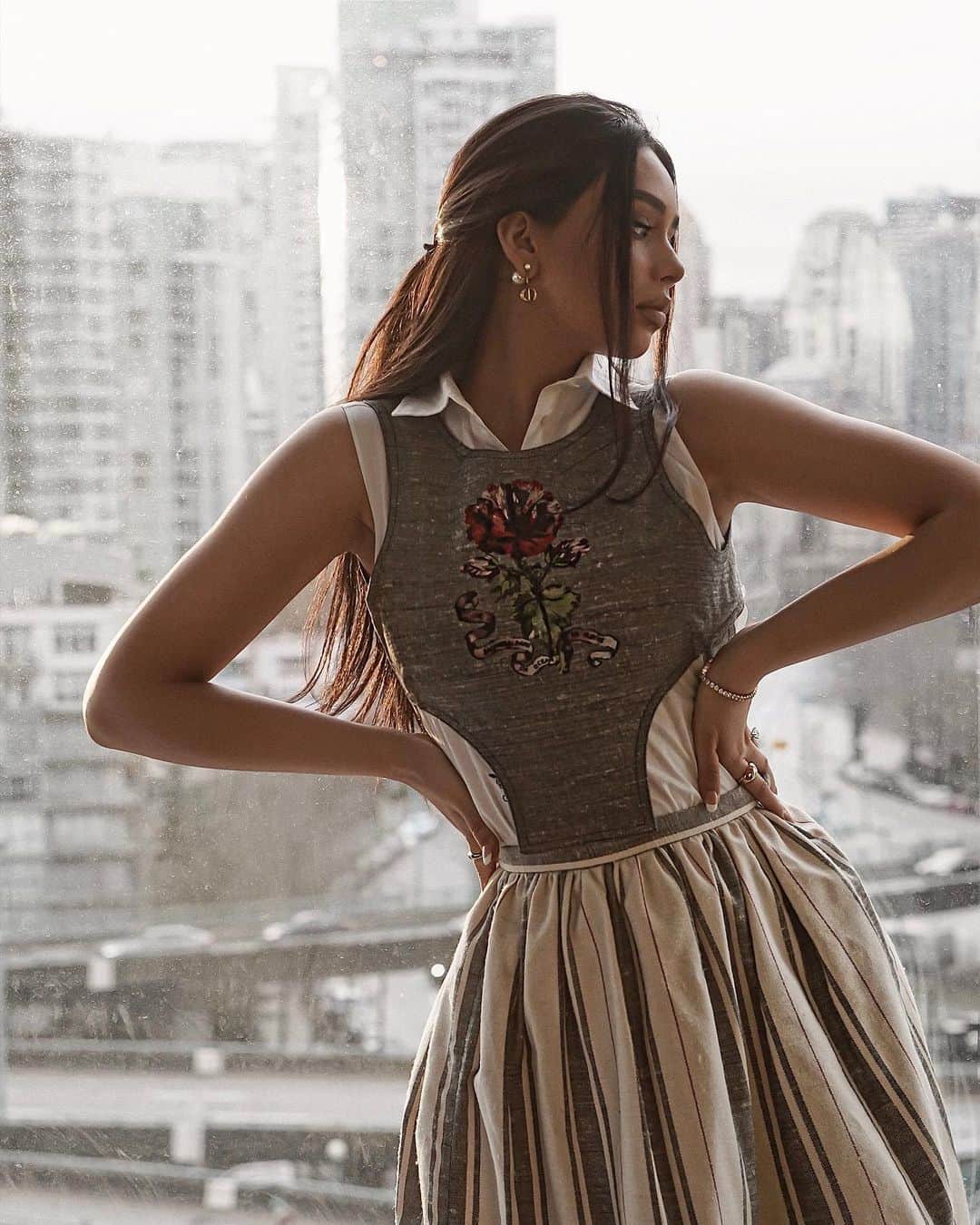 JANICE JOOSTEMAさんのインスタグラム写真 - (JANICE JOOSTEMAInstagram)「when the flower doesn’t bloom, you fix the environment in which it grows, not the flower 🌹  Full @dior look #DiorCruise2021」2月26日 2時43分 - janicejoostemaa