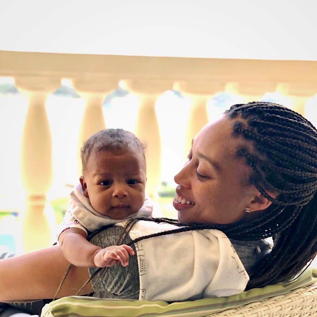 アリソン・フェリックスのインスタグラム：「#AD Being a mom has been one of the best jobs I could’ve asked for. There’s no doubt it has it challenges, particularly when she was a newborn: the bone-deep exhaustion that follows giving birth, needing to get up every few hours to feed or comfort her, and the heartbreaking concern when she isn’t feeling well.⠀ ⠀ There’s enough mothers need to worry about – access to proper maternal health care shouldn’t be on the list but unfortunately, 7 million US women of childbearing age live in counties with limited or no access to maternity care – this needs to change. That’s why I’m supporting @betterstarts4all - an initiative that provides community-based maternal care programs and resources to ensure ALL moms and babies in America can access they care they need and deserve.⠀ ⠀ Please check out @betterstarts4all on IG or visit betterstartsforall.com to learn more about this important work. #betterstartsforall @marchofdimes」