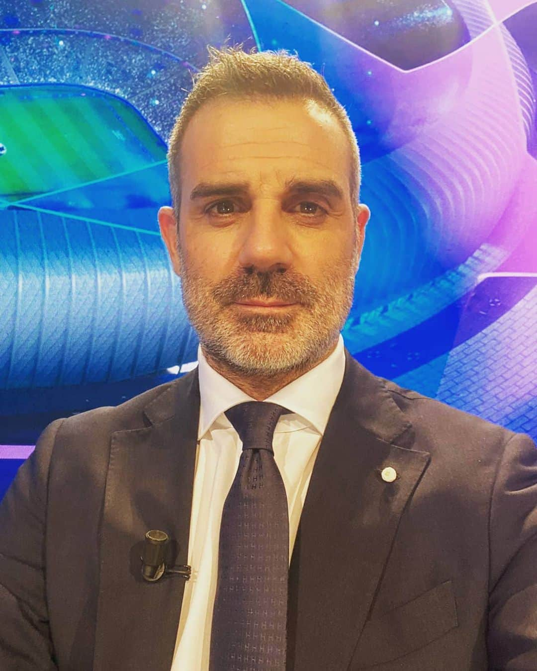 ステファノ・ソレンティーノのインスタグラム：「Faccia da @pressingreal 😄 @sportmediaset 👔 @l.b.m.1911_official」