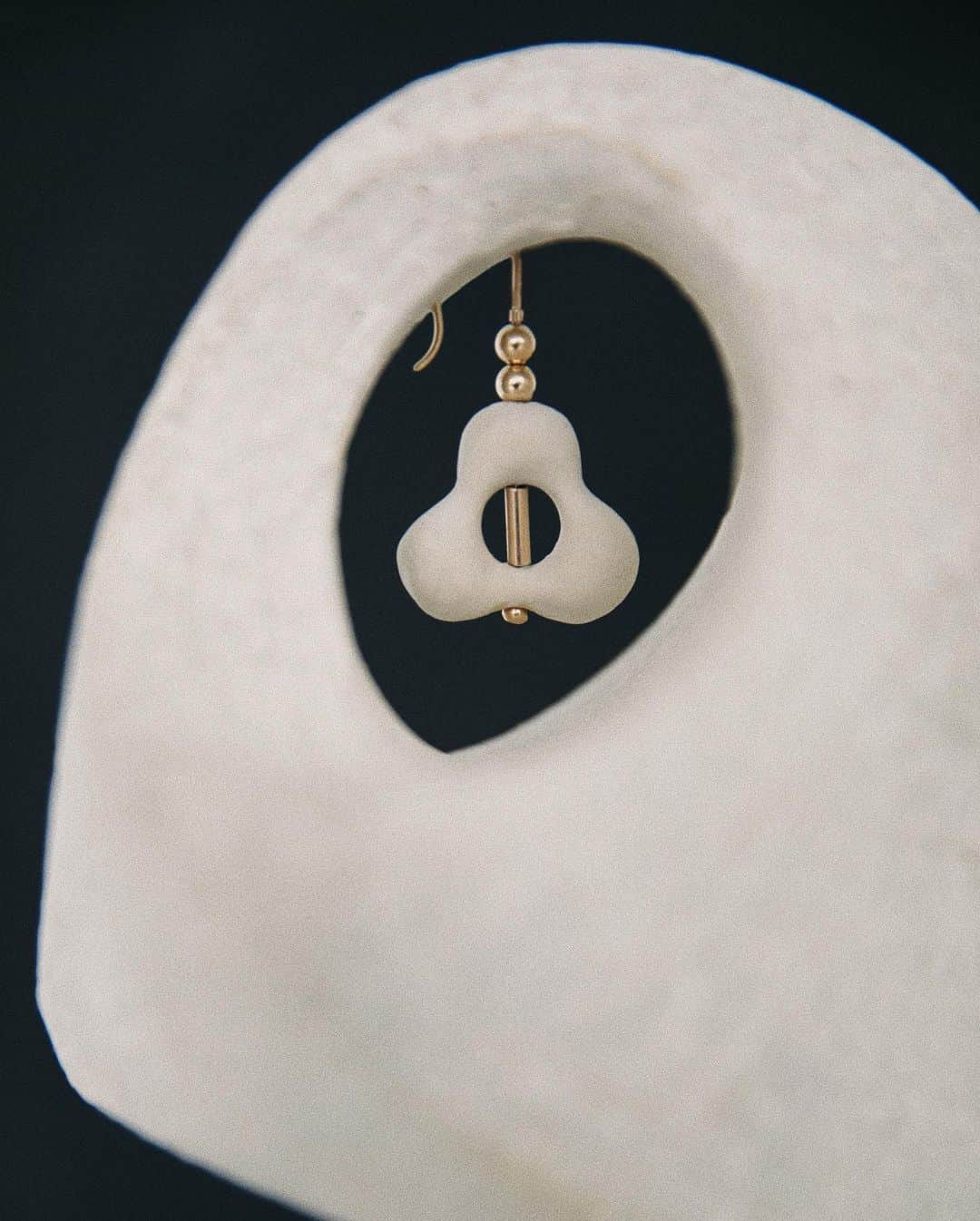 C E R E A Lさんのインスタグラム写真 - (C E R E A LInstagram)「When Permanent Collection decided to reproduce of a pair of earrings that cofounder Mariah Nielson’s father, the sculptor JB Blunk gave her mother in the 1970s, they chose to collaborate with ceramic artist and sculptor Simone Bodmer-Turner.   Bodmer-Turner’s hand-crafted vessels, often cast in organic, sensual forms, displayed an affinity with the biomorphic beads in Blunk’s design. Originally composed of ivory, the earrings have been recreated in hand-carved ceramic fitted with 18k recycled gold.  📷: @sharonradisch 🖊: @alicemcavanagh   Read the full story via the link in profile.」2月26日 2時46分 - cerealmag