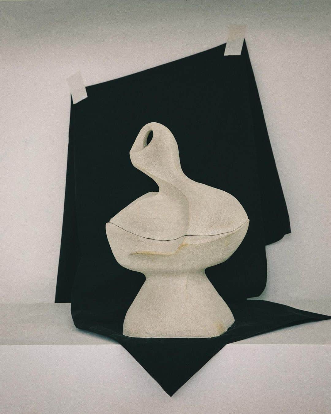 C E R E A Lのインスタグラム：「When Permanent Collection decided to reproduce of a pair of earrings that cofounder Mariah Nielson’s father, the sculptor JB Blunk gave her mother in the 1970s, they chose to collaborate with ceramic artist and sculptor Simone Bodmer-Turner.   Bodmer-Turner’s hand-crafted vessels, often cast in organic, sensual forms, displayed an affinity with the biomorphic beads in Blunk’s design. Originally composed of ivory, the earrings have been recreated in hand-carved ceramic fitted with 18k recycled gold.  📷: @sharonradisch 🖊: @alicemcavanagh   Read the full story via the link in profile.」