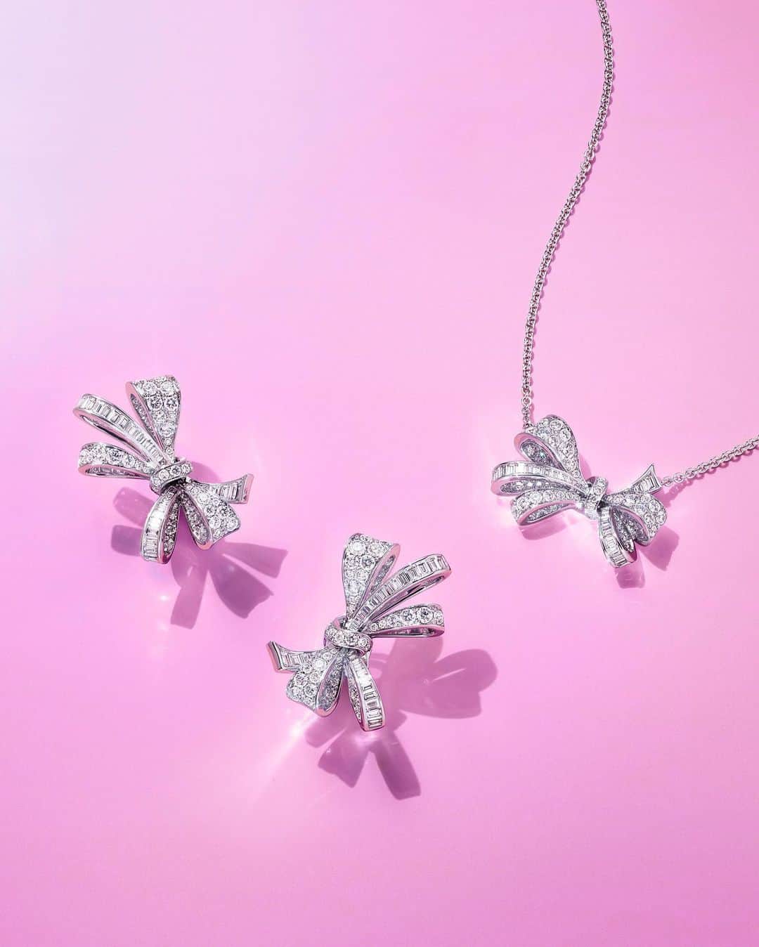 Graffさんのインスタグラム写真 - (GraffInstagram)「#GraffTildasBow • The tender, delicate beauty of each bow is amplified by scintillating ribbons of diamonds that trace every precious curve.   #FallinLoveWithGraff #GraffDiamonds」2月26日 2時46分 - graff