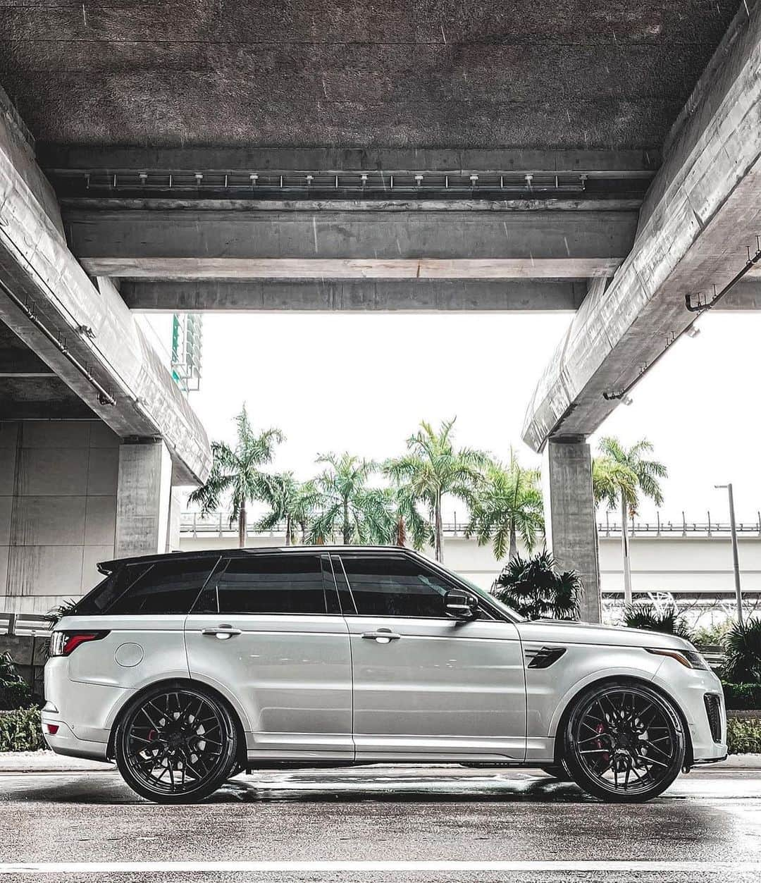 CarsWithoutLimitsさんのインスタグラム写真 - (CarsWithoutLimitsInstagram)「Range Rover SVR 🐼 on @velosdesignwerks VLS07 / 1PC MonoBlock #VelosWheels #CarsWithoutLimits #RangeRover #svr」2月26日 2時56分 - carswithoutlimits