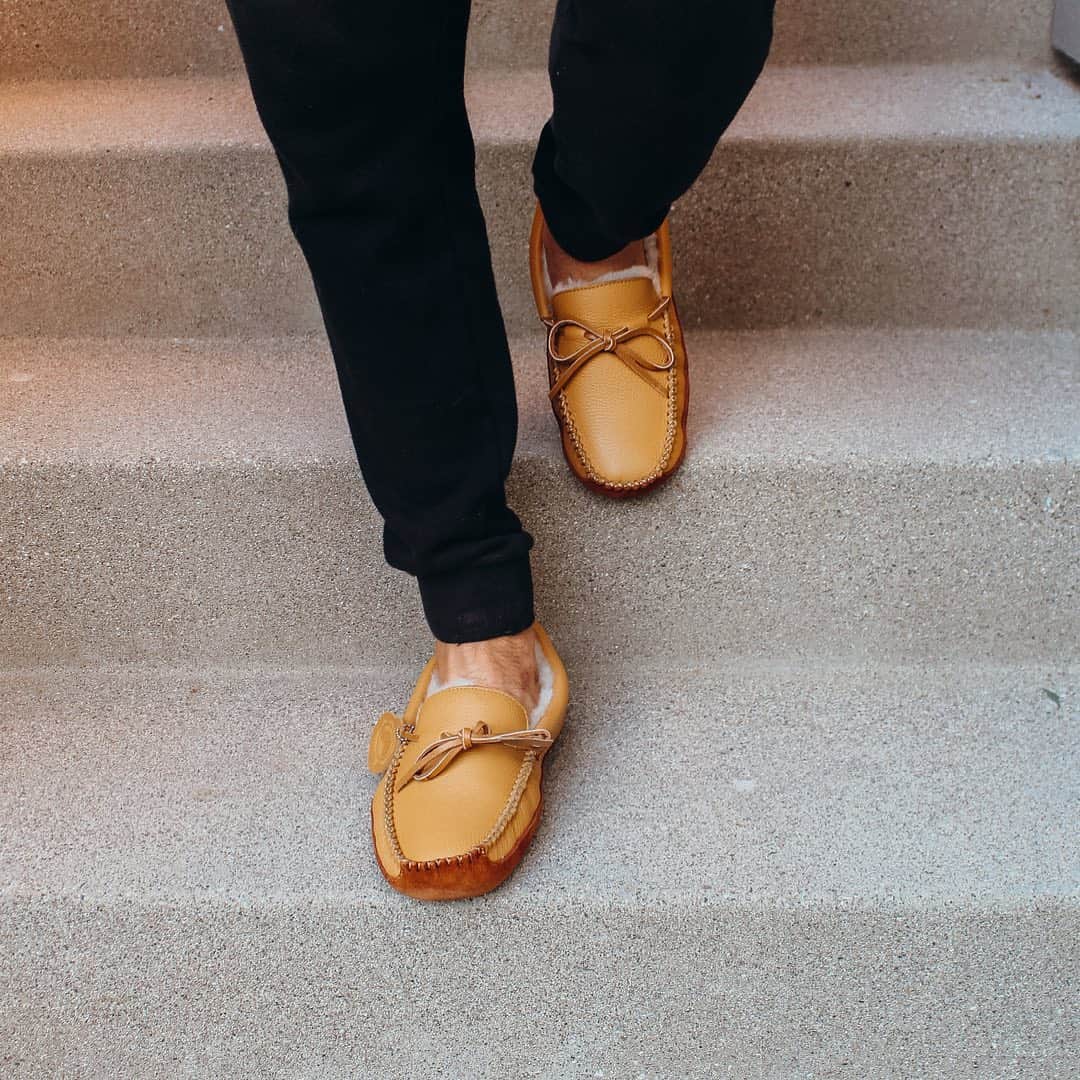 オーストラリアラックスコレクティブのインスタグラム：「Hurry, our men's slippers & boots sale is ending soon! ⠀⠀⠀⠀⠀⠀⠀⠀⠀ #mensslippers #australialuxecollective #giftsforhim #stayathome #cosyathome #netflixandchill #athomecomfort #aussie #shearling #moccasins #slippers #slideonshoes #mensfootwear #onlineshopping #presidentsdaysale #lifestyle #comfortinluxe #luxelife ⠀⠀⠀⠀⠀⠀⠀⠀⠀ Sent via @planoly #planoly」