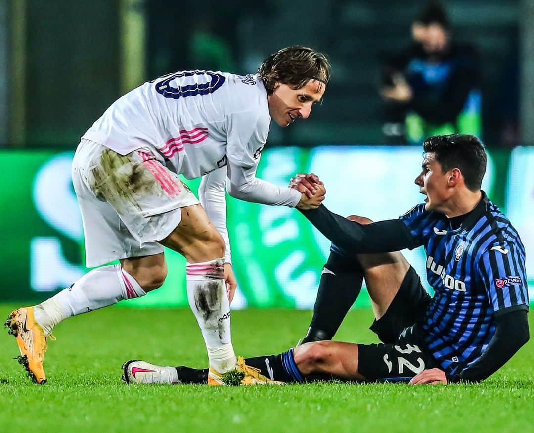 アタランタBCのインスタグラム：「🤝 Fair Play & Respect 🤝 ⠀ #UCL #GoAtalantaGo ⚫️🔵 #Atalanta #BergAMO #ForzaAtalanta」