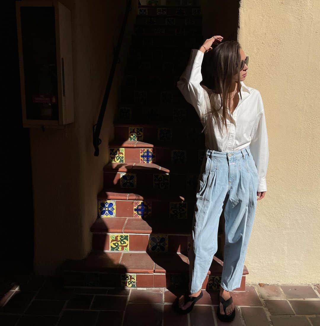 emilyのインスタグラム：「Good light and good denim. ❤️🌞 @closedofficial」