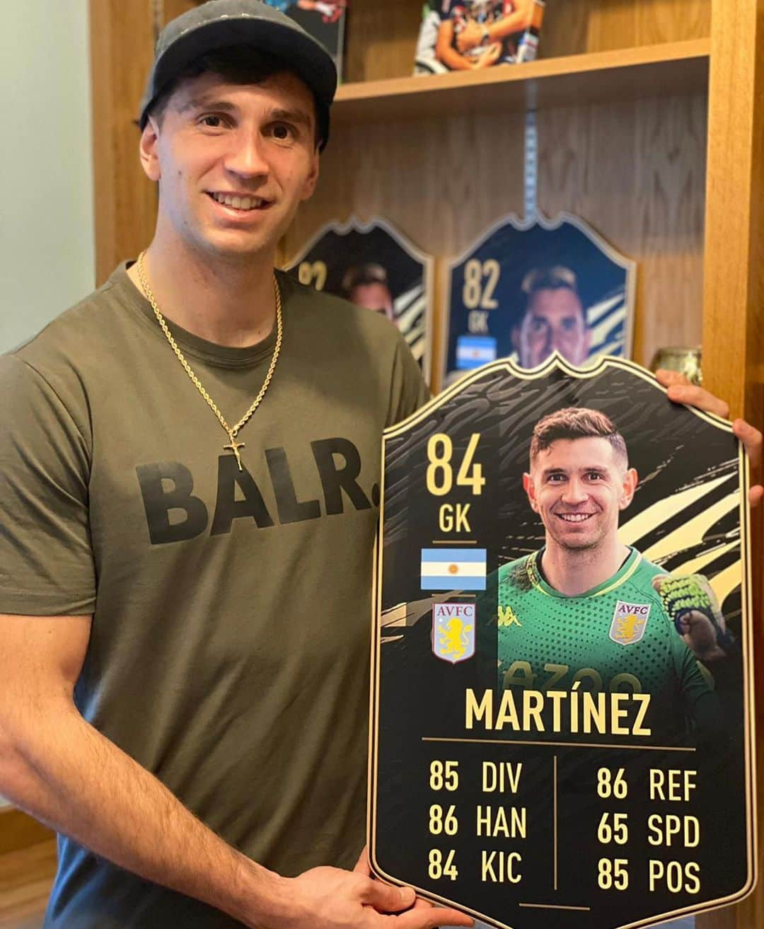 ダミアン・マルティネスさんのインスタグラム写真 - (ダミアン・マルティネスInstagram)「Thanks @easportsfifa for my #totw card - what do you guys think of my rating? 👇🤔」2月26日 3時04分 - emi_martinez26