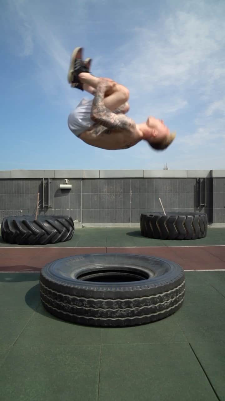 ナイル・ウィルソンのインスタグラム：「Tyre FLIPPIN 🤸🏼🎯 #GymShark 🦈」