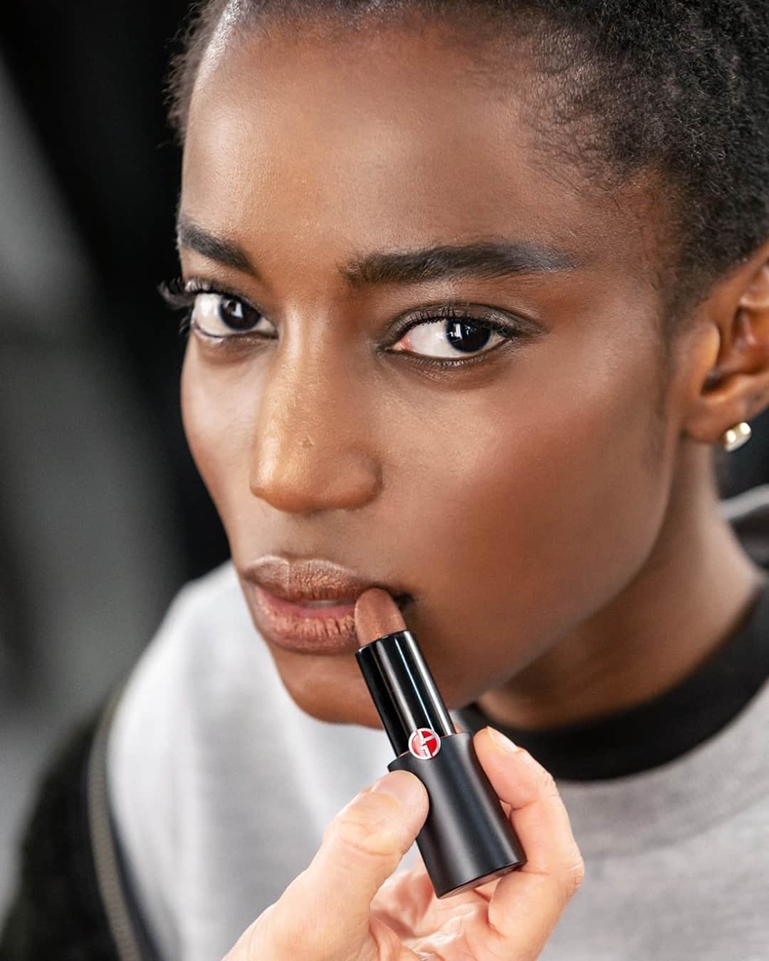 Armani Beautyさんのインスタグラム写真 - (Armani BeautyInstagram)「Backstage beauty. ROUGE D'ARMANI MATTE in shade 200 completes the fresh makeup look created for the #EmporioArmani FW21-22 collection.   #Armanibeauty #RougedArmani #lipstick #mfw @emporioarmani」2月26日 2時59分 - armanibeauty