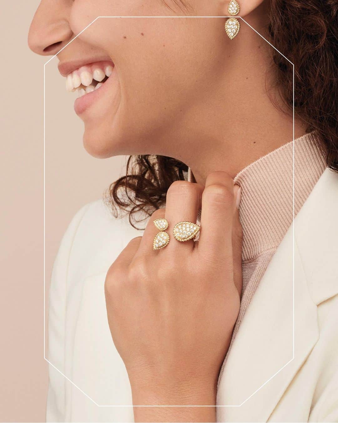 のインスタグラム：「Effortless and ultra feminine, the Serpent Boheme triple motif ring enhances your sleek style.⁣ #SerpentBoheme #PlayItYourWay」