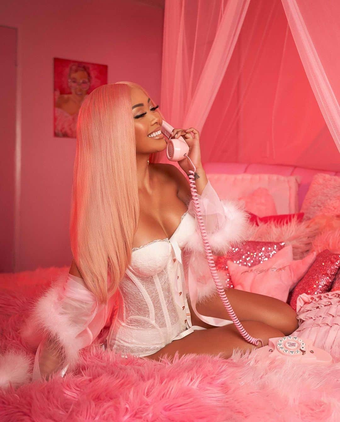 リアン Vのインスタグラム：「I wasn’t built for small talk ☎️💕  Shot : @shotbygiftedmindset  Makeup : @makeupari_  Hair : @seanchristopherfears  Styled: @jyotisha_  @savagexfenty」