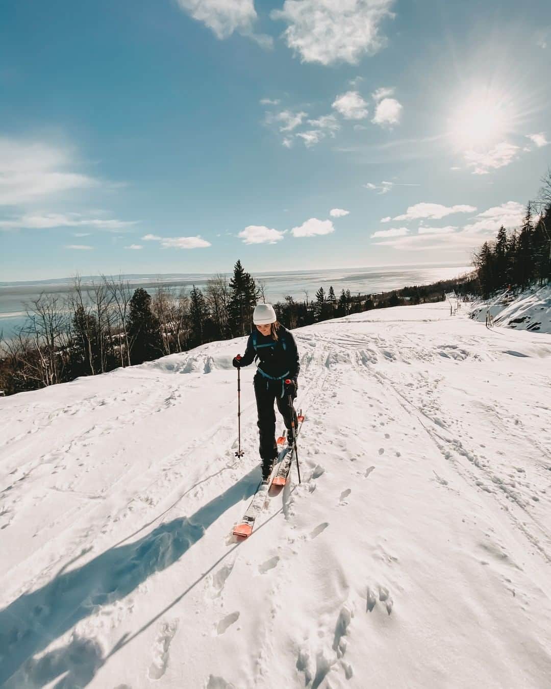 AIR CANADAさんのインスタグラム写真 - (AIR CANADAInstagram)「Québec is a paradise for winter outdoors adventurers. As we dream about planning our next 🇨🇦 adventure, imagine hiking, snowshoeing, or cross-country skiing to find beautiful vistas and incredible panoramic views at every turn.   📸: @avide__ . . Le Québec est un véritable paradis pour les amateurs de sports d’hiver. Tandis que vous rêvez de planifier votre prochaine escapade au 🇨🇦, imaginez faire de la randonnée, de la raquette ou du ski et trouver partout des panoramas à couper le souffle.  📸: @avide__」2月26日 3時00分 - aircanada