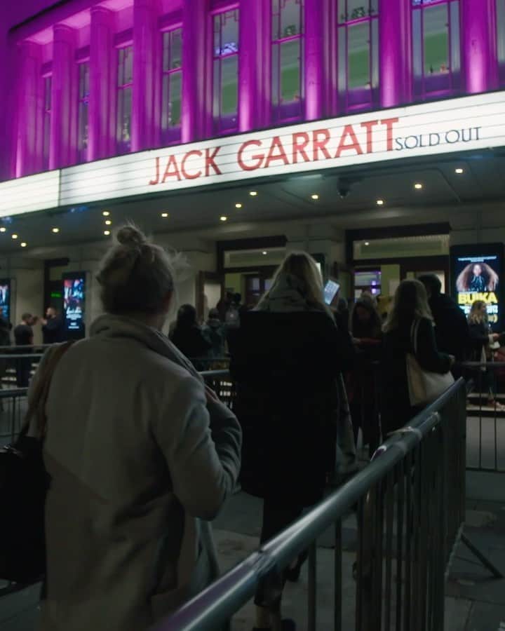 ジャック・ガラットのインスタグラム：「My name is Jack Garratt and I’m gonna play a few songs for you guys this evening, is that alright with you?  Tonight, 8pm, link in bio 💙」