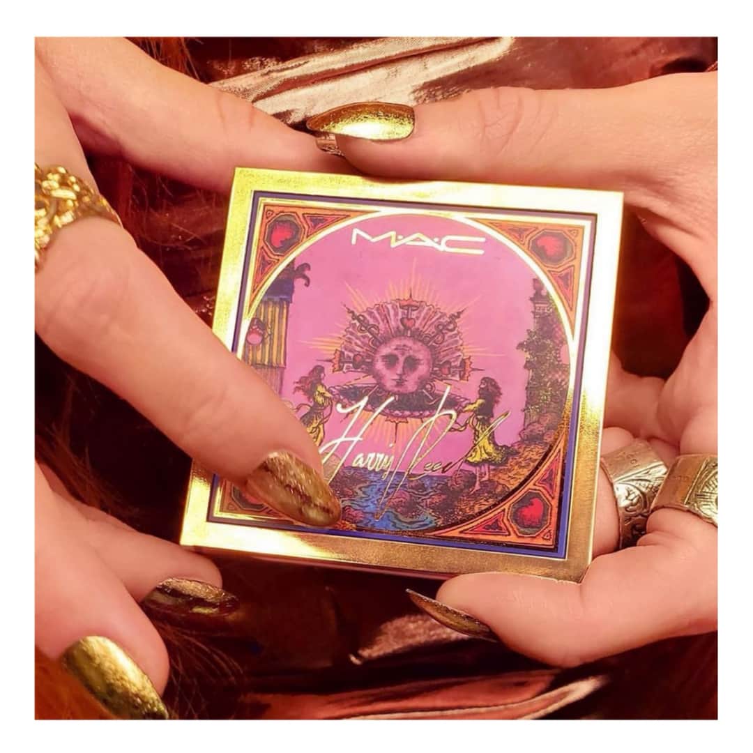のインスタグラム：「Золотая эпоха 👑 Палетка х9 Eye Shadow: Fighting For The Beauty Of Fluidity с металлическими, розовыми и естественными оттенками теней из новой коллекции #MACHarrisReed представлена в дизайне, вдохновленном Ренессансом. ⠀ Лимитированная коллекция от Харриса Рида уже доступна на сайте mac-cosmetics.ru! ⠀ #repost @maccosmeticsjapan #MACCosmeticsRussia」