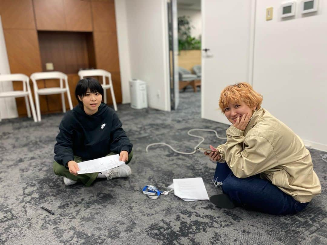 上田航平さんのインスタグラム写真 - (上田航平Instagram)「深夜稽古。 #Aマッソ加納#ラランドサーヤ #この2人にコントを書きました #余韻と脚色#本番本気楽しみ」2月26日 3時21分 - zoffy_ueda