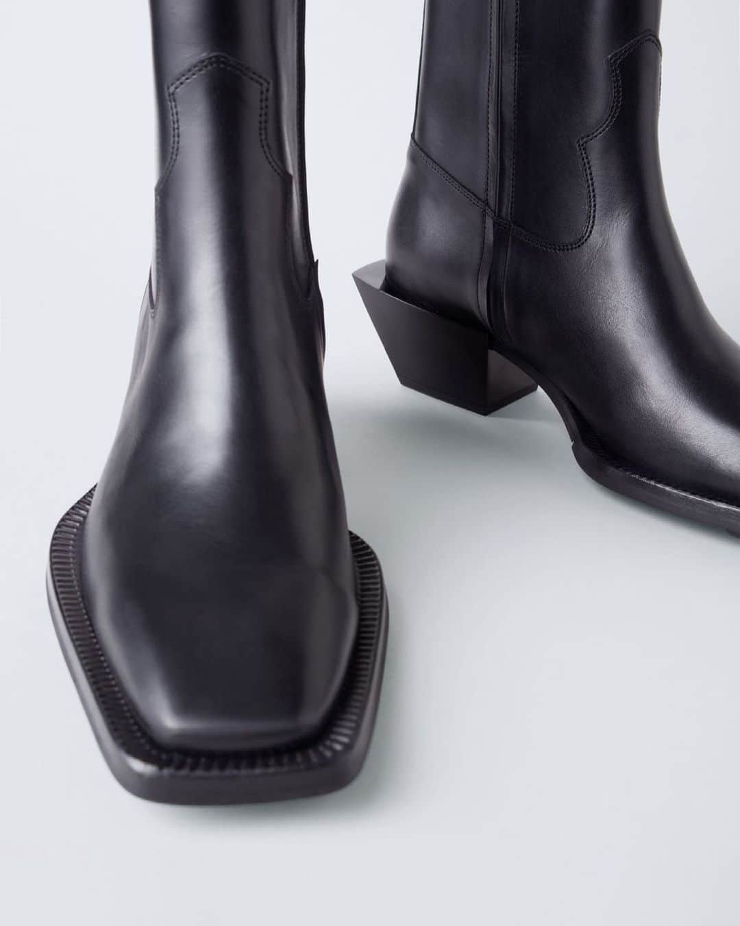 エイティーズさんのインスタグラム写真 - (エイティーズInstagram)「The new LUCIANO boots feature a slim shaft, flat geometrical toe shape and razor sharp edged piano lacquered cuban heel.」2月26日 3時16分 - eytys