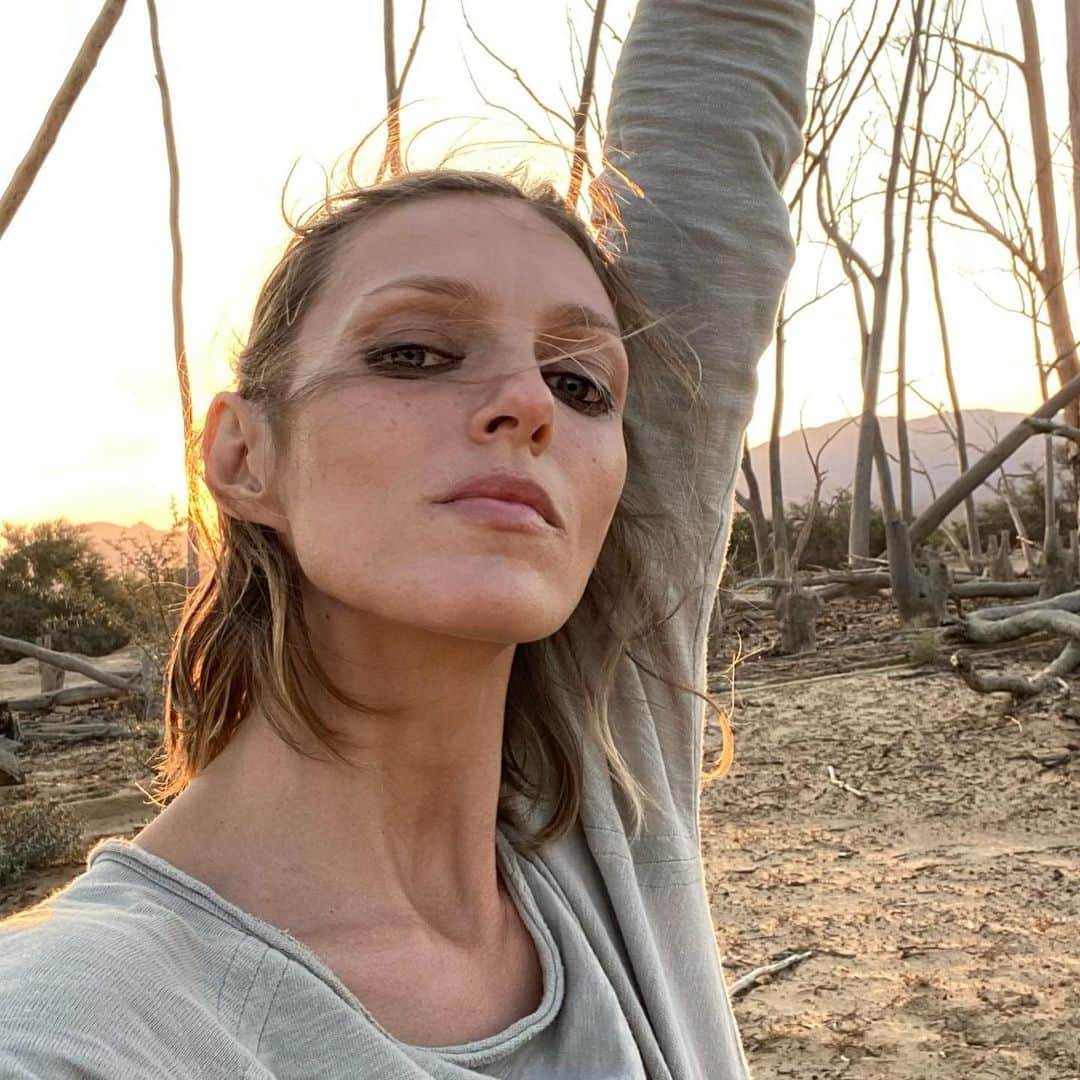 アニヤ・ルービックのインスタグラム：「It’s a wrap, folks! ☀️ missed shooting on location!」