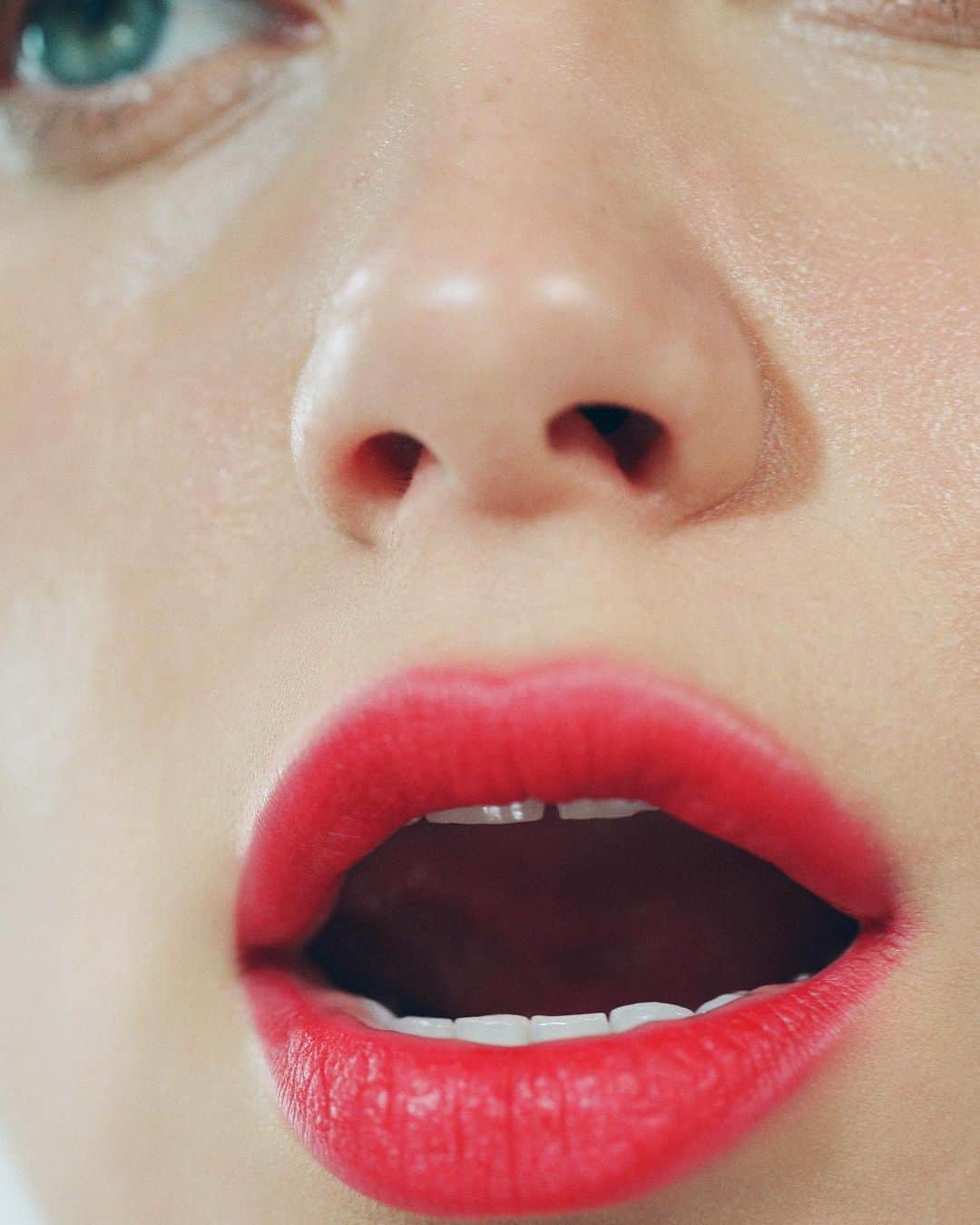 Olivia Maloneのインスタグラム：「new @diormakeup lip story  wonderful team of @samvissermakeup @marandahair @ashlie_johnson @rebeccarams @viewfindersnyla @lofficielusa」