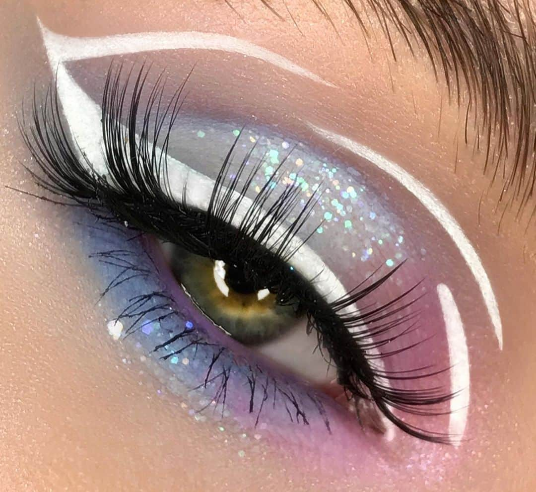 メイクアップアートコスメティックスのインスタグラム：「Need a little space? Transform Eye Shadow in Gesso into intergalactic-inspired floating liner with a spritz of Fix+. Recreate this celestial eye look for yourself with: 👽Eye Shadow in Stars ’N’ Rockets 👽Eye Shadow in #Humblebrag 👽Eye Shadow in Gesso 👽Fix+  👽36 Dreamgirl Lash #Regram @liisa.nikishina @maccosmeticsrussia」