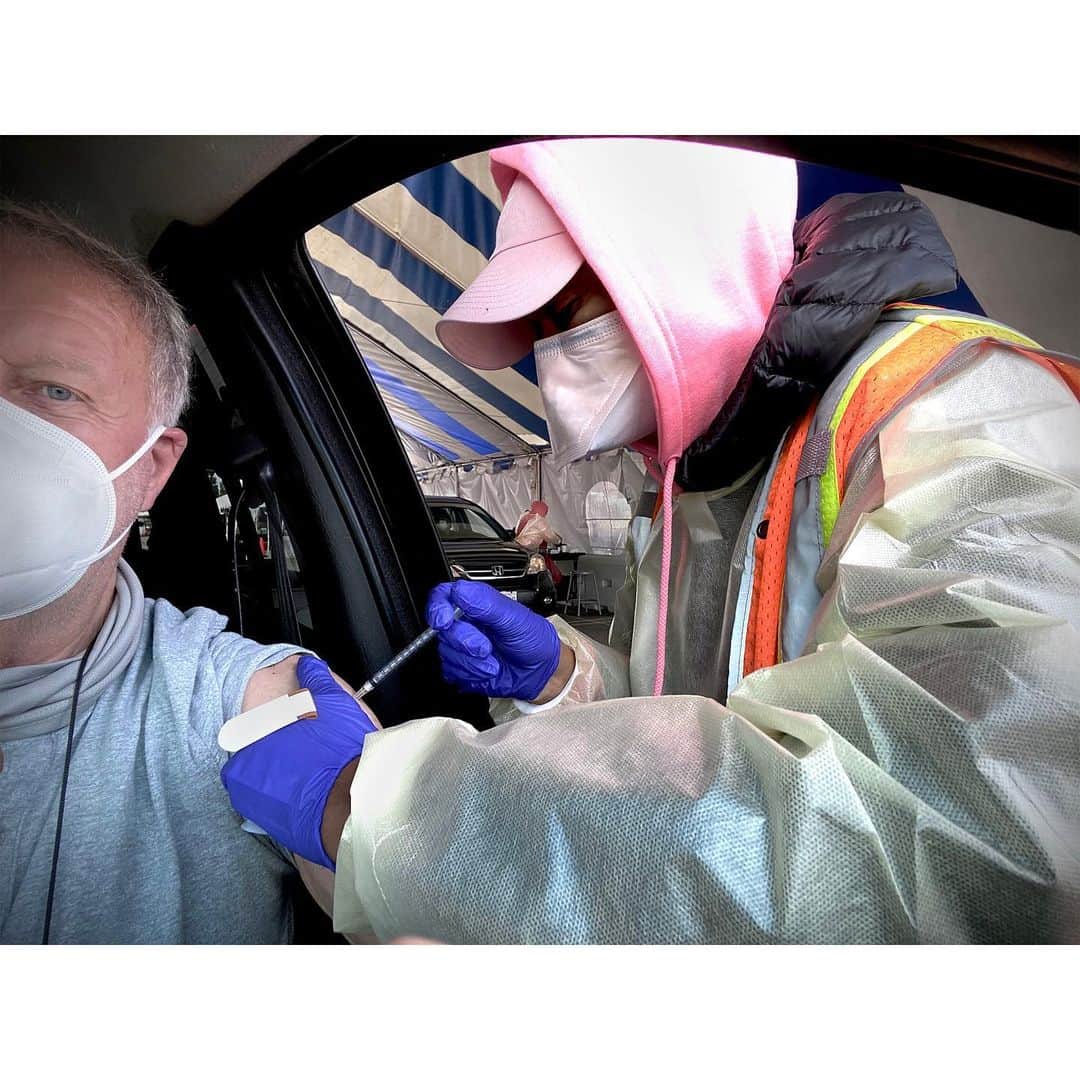 のインスタグラム：「Here’s my selfie from getting the second shot of the Pfizer BioNTech vaccine and I am happy to report no side effects and a huge sense of relief - I sleep much better these days!   #vaccine #covid19 #seconddose #shotoniphone」