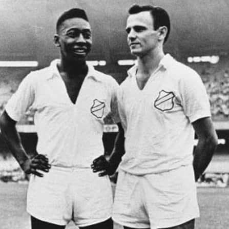 のインスタグラム：「Hoje é o dia desse grande amigo! Meu companheiro de ataque, de coração generoso, com quem tive a honra de dividir tantas histórias. Feliz aniversário, meu querido Pepe.  //   Today is the day of a great friend! My attacking companion, with a generous heart, with whom I had the honor of sharing so many stories. Happy birthday, my dear @canhao_da_vila .」