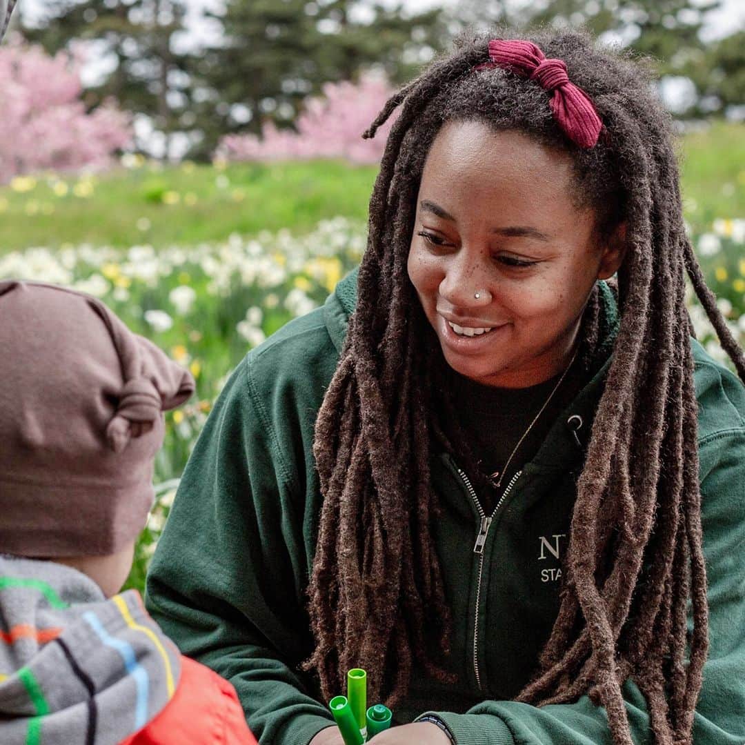 のインスタグラム：「"That’s one thing I want to change with my own career: providing better representation of Black people and POC in outdoor spaces and outdoor education. Kids won’t think it’s for them if they don’t see people like them doing these things." . Hit the link in our bio to hear more from Arvolyn Hill, Coordinator of Family Programs for the Everett Children's Adventure Garden, in a new Hand Lens interview detailing her "Rooted in Plants" curriculum at NYBG, her work as an artist and herbalist, and her experience growing up with nature on a farm in rural Connecticut. . #BlackHistoryMonth #plantlove #nybgathome」