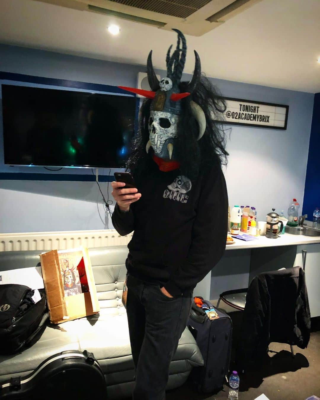 マストドンさんのインスタグラム写真 - (マストドンInstagram)「#tbt 2017 London. The Emperor hanging backstage at  @o2academybrix」2月26日 3時26分 - mastodonrocks