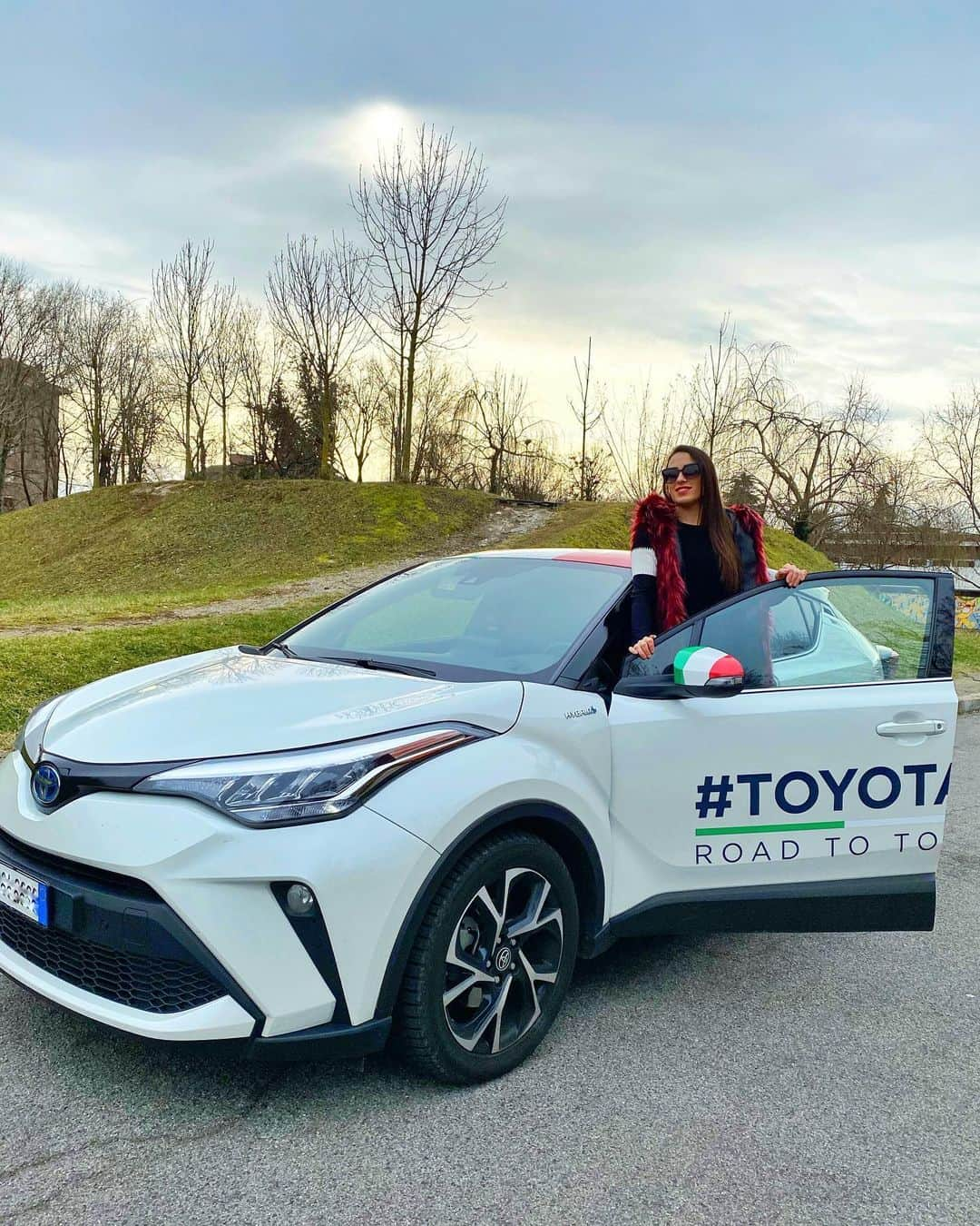 バネッサ・フェラーリのインスタグラム：「C'è chi ha lo "Start&Stop" e chi invece, come me, ha lo "Start Your Impossible" ⚡😉  @toyota_italia ❤️ #vanessaferrari #ToyotaTeam #adv #StartYourImpossible #CHRHybrid」