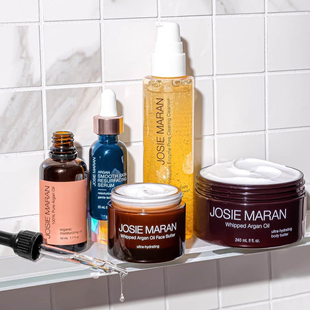 ジョジー・マランのインスタグラム：「3 helpful tips to get the most out of your skincare ritual: 1. Apply your formulas from lightest to heaviest  2. Our serums are a concentrated formula so you only use 2-3 drops 3. Finishing your ritual with 100% Pure Argan Oil won't make your skin more oily - only more balanced! (Plus, you'll see the results of your previous steps much faster) ⠀⠀⠀⠀⠀⠀⠀⠀⠀ Have questions? Drop them below 👇  #skincaretips #skincare #cleanbeauty #cleanatsephora #greenbeauty」