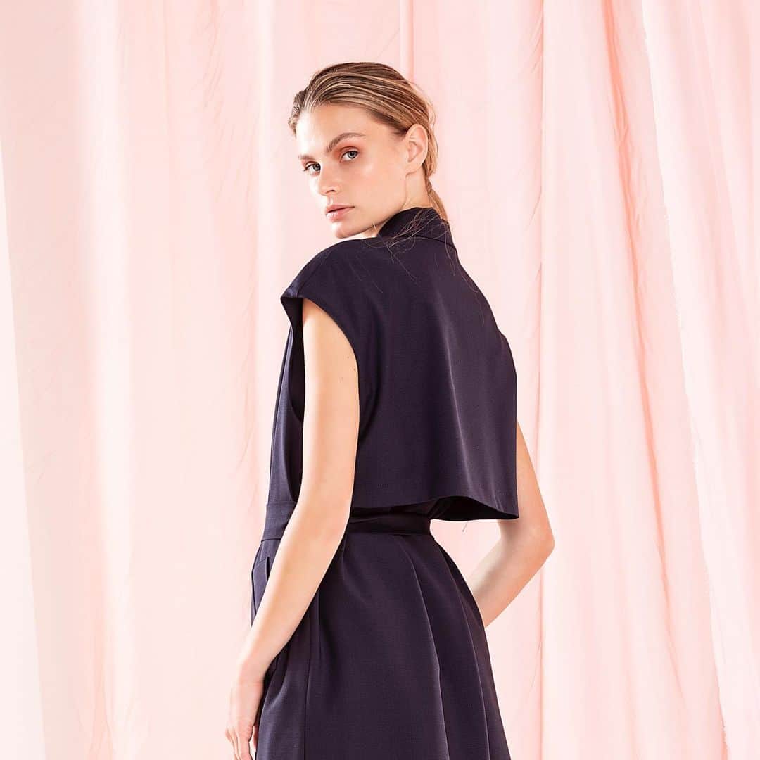 のインスタグラム：「Taglio netto alla tradizione: trench dalla costruzione a doppio petto e dal mood militar chic, smanicato e reso fluido dal tessuto leggero. Si stringe in vita con la cintura coordinata, per look dal diva cinematografica.  Ph @marziamiaferrone  #look #trend #lovely #summer #spring」