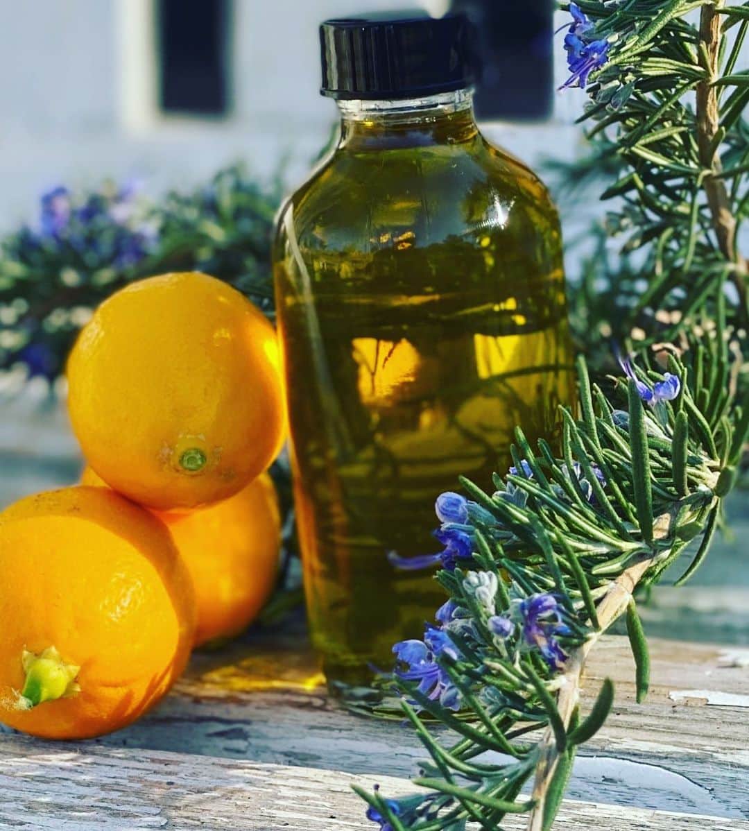 ケリスのインスタグラム：「New bounty farms rosemary and Meyer lemon infused olive oil and smoked sea salt now BOUNTYANDFULL.COM  AND TURN NOTIFICATIONS ON ! NEW GOLD MINE BOX RELEASE TOMORROW!!!!!」