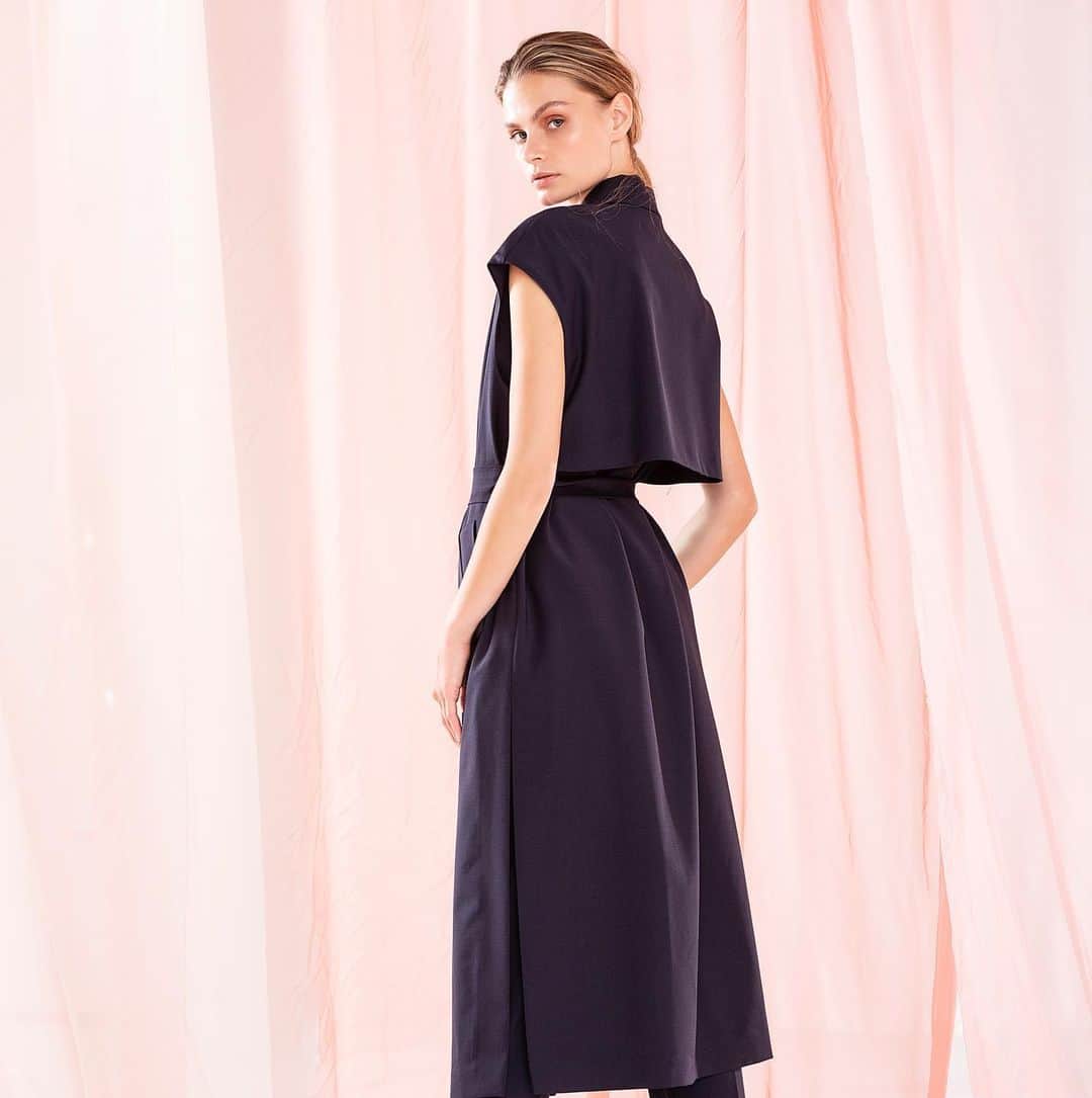 のインスタグラム：「Taglio netto alla tradizione: trench dalla costruzione a doppio petto e dal mood militar chic, smanicato e reso fluido dal tessuto leggero. Si stringe in vita con la cintura coordinata, per look dal diva cinematografica.  Ph @marziamiaferrone  #look #trend #lovely #summer #spring」