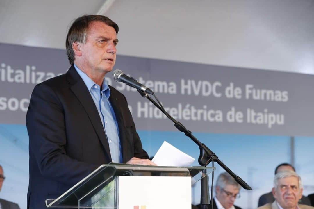 ジルマ・ルセフのインスタグラム：「O Presidente Jair Bolsonaro participou, na manhã desta quinta-feira (25), da cerimônia de lançamento da revitalização do Sistema HVDC de Furnas Associado à Usina Hidrelétrica de Itaipu. O evento aconteceu em Foz do Iguaçu (PR). 📷: Alan Santos/PR」