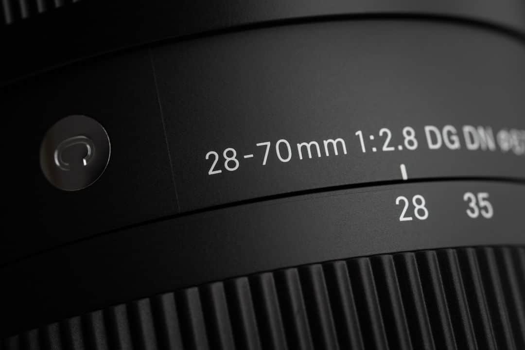 Sigma Corp Of America（シグマ）のインスタグラム：「A few up close views of the new, full-frame SIGMA 28-70mm F2.8 DG DN | Contemporary lens for E-mount and L-mount mirrorless cameras.  Available in mid-March for $899 in the US!  ** Link in the bio to learn more **  #SIGMA #sigmaphoto #SIGMA2870mmContemporary #SIGMAContemporary #SIGMADGDN #photography #zoomlens #zoom #Emount #Lmount #mirrorless #fullframe」