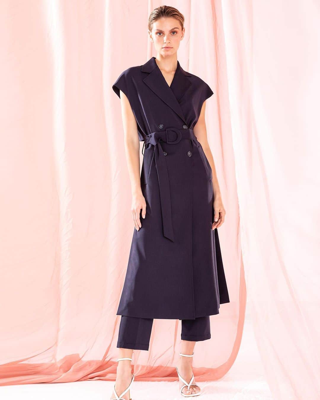 のインスタグラム：「Taglio netto alla tradizione: trench dalla costruzione a doppio petto e dal mood militar chic, smanicato e reso fluido dal tessuto leggero. Si stringe in vita con la cintura coordinata, per look dal diva cinematografica.  Ph @marziamiaferrone  #look #trend #lovely #summer #spring」