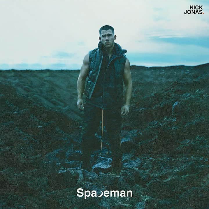 プリヤンカー・チョープラーのインスタグラム：「Spaceman is out NOW. 😍🪐💫🚀 So proud of all the work you’ve put into this song and album @nickjonas. The album is available for pre-order on March 12th, and Spaceman (the song) is available now! Don’t talk to me until you’ve listened to it!! #justkidding #butnotreally 😉」