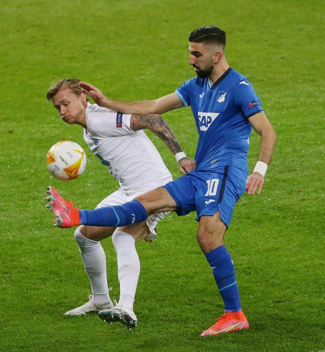 TSG1899ホッフェンハイムさんのインスタグラム写真 - (TSG1899ホッフェンハイムInstagram)「Come on, #TSG! 👊🔵⚪️ #TSGMFK 0:1 ⏸ #uel #europaleague」2月26日 3時44分 - tsghoffenheim