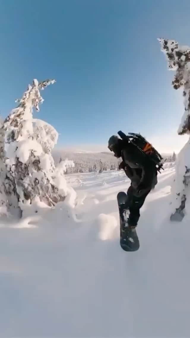 Canon Photographyのインスタグラム：「Tag who you’d be keen to hit this slope with!  Such a snowboarders paradise in Sälen, Sweden Videography | @80sdisneyprince  Curated @ianharper」