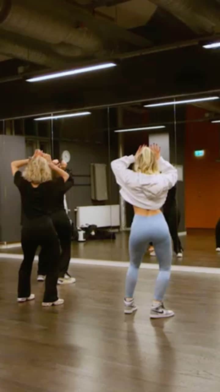 ザラ・ラーソンのインスタグラム：「Rehearsals for the live stream, 8th of March 💕 stay tuuuuned」