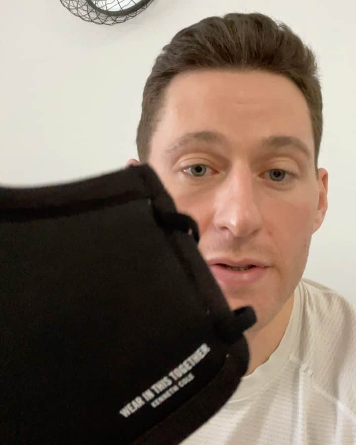 ケネスコールのインスタグラム：「Board certified dermatologist @robertfinneymd is taking over our Insta Stories today—and he’s spilling the tea on all-things face masks + skincare. Check it out! 👆  #wearinthistogether  #skincareadvice  #maskne」