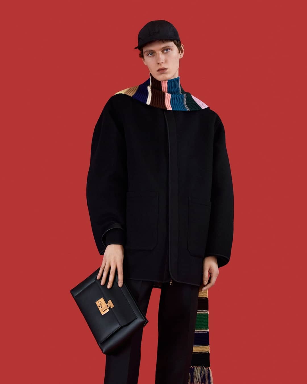 ダンヒルさんのインスタグラム写真 - (ダンヒルInstagram)「AUTUMN WINTER 2021 DUNHILL COMPENDIUM  LOOK NUMBER NINE #dunhillAW21  Compendium double-faced coat, wool-silk faille DB jacket and zip hem trousers - with signature cap, striped scarf and Lock pouch.  Full story behind the collection at the link in bio.   Creative Director: #MarkWeston  DUNHILL.COM」2月26日 4時01分 - dunhill