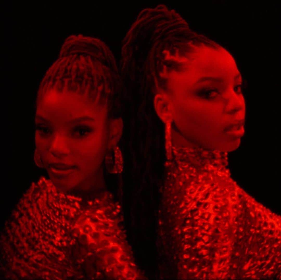 Vevoさんのインスタグラム写真 - (VevoInstagram)「Looks, vibes, and vocals - all served by @chloexhalle. Watch the title vid for 'Ungodly Hour' and listen to the album now with our playlist. 🖤🖤 Directed by @alfredwashere  ⠀⠀⠀⠀⠀⠀⠀⠀⠀ ▶️[Link in bio] #ChloexHalle #UngodlyHour」2月26日 4時00分 - vevo