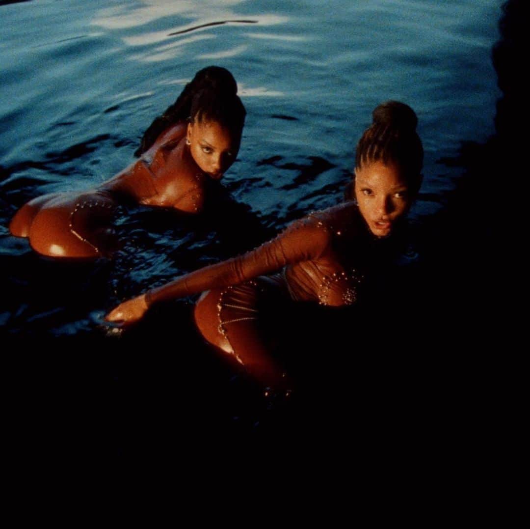 のインスタグラム：「Looks, vibes, and vocals - all served by @chloexhalle. Watch the title vid for 'Ungodly Hour' and listen to the album now with our playlist. 🖤🖤 Directed by @alfredwashere  ⠀⠀⠀⠀⠀⠀⠀⠀⠀ ▶️[Link in bio] #ChloexHalle #UngodlyHour」