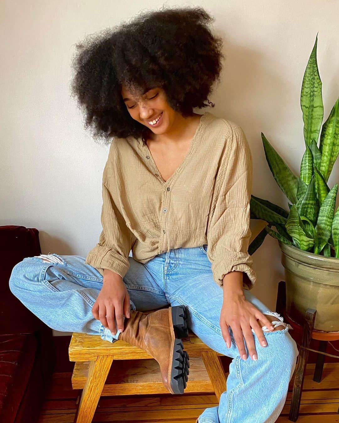 freepeopleのインスタグラム：「@isabelnihte in the Summer Daydream Buttondown and Wildflower Jeans. Link in bio.」