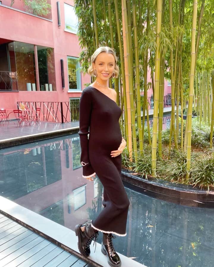 Nataly Osmannのインスタグラム：「In the midst of online fashion week I wanted to share with you a vlog showing the last offline one, which took place in Milan in September. I’d not yet revealed my pregnancy so it wasn’t easy to hide it. Also, I really miss live shows and our crazy trips to fashion weeks. ( link in bio)   В разгар онлайн недели моды хотела поделиться с вами влогом с последней офлайн, которая была в сентябре в Милане. Тогда я ещё не раскрывала свою беременность и была непростая задача это все скрыть. А ещё я очень скучаю по живым показам и нашим сумасшедшим поездкам на недели моды. ( ссылка в профиле )」