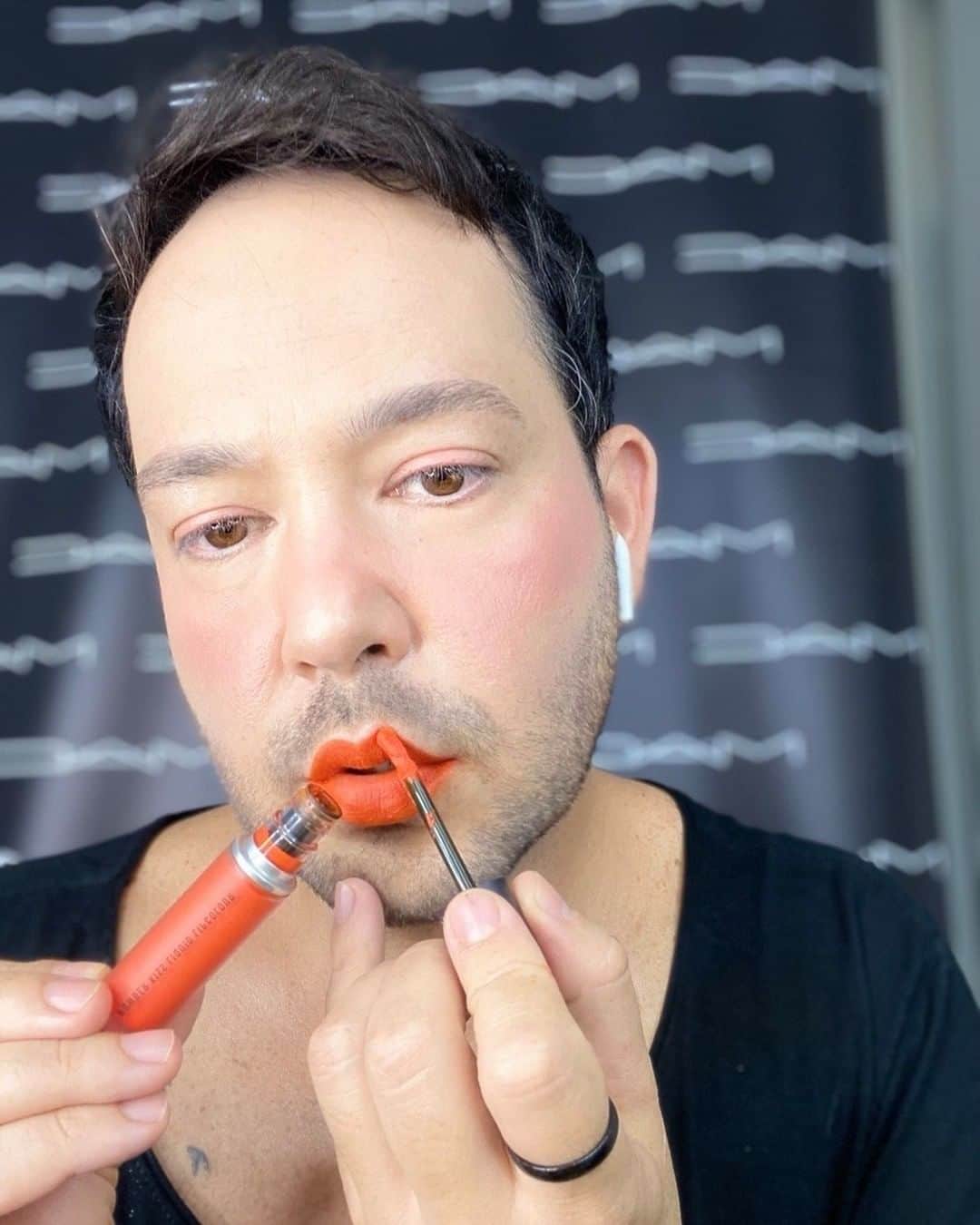 のインスタグラム：「Foi aqui que pediram lançamento? A partir de hoje às 19hrs ofereceremos uma nova experiência de lives em nosso site! Assista a um tutorial incrível com o maquiador @betoramos_oficial enquanto compra nossos melhores produtos. Aproveite e ganhe ofertas exclusivas durante a transmissão, além de aprender looks, dicas e técnicas de make. Demais, né?  É hoje a estreia, às 19hrs, em nosso site. Não perca! Link nos stories. 😍」